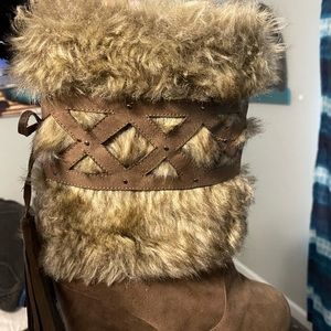 Ankle wedged faux fur boots